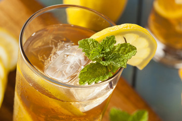 Homemade Iced Tea with Lemons