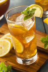 Homemade Iced Tea with Lemons