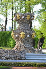 Fototapeta na wymiar Fontanna w odnowionym letni ogród