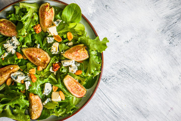 Green salad with figs,cheese and nuts