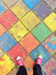 Zelfklevend Fotobehang Füße auf buntem Bürgersteig © Robert Kneschke