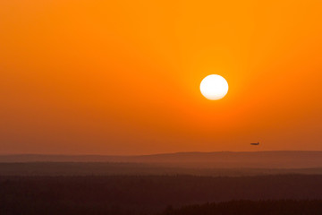 Obraz premium The aircraft in the sky at sunset