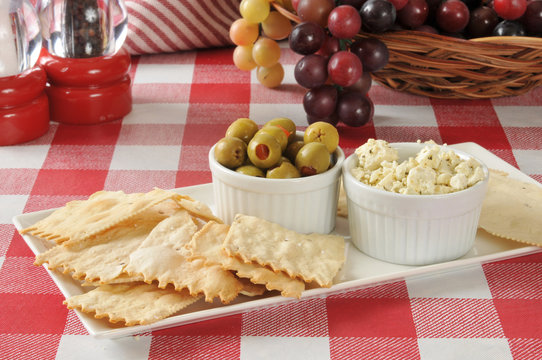flatbread crackers with olives and feta cheese