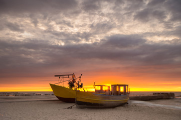 łodzie rybackie na bałtyckiej plaży © Mike Mareen