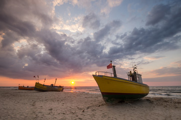 łodzie rybackie na bałtyckiej plaży © Mike Mareen