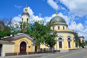 Fototapeta na wymiar Церковь Всех скорбящих радости на Большой Ордынке в Москве