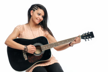 Schwarzhaariges Mädchen mit Gitarre