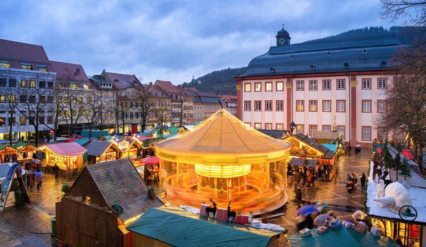 Weihnachtsmarkt in Heidelberg auf dem Universitätsplatz