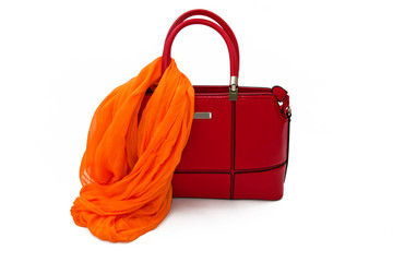Красная сумка и оранжевый шарф на белом фоне
