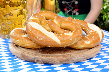 Brezeln im bayerischen Biergarten zum Oktoberfest