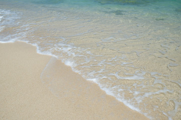 Obraz na płótnie Canvas 沖縄の海　砂浜の波