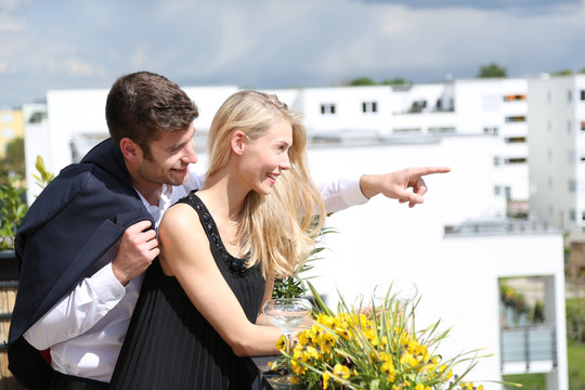 Paar sucht nach einer Wohnung