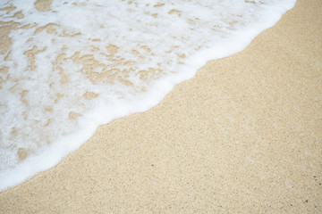沖縄の海　砂浜の波