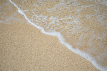 沖縄の海　砂浜の波