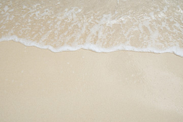 Fototapeta na wymiar 沖縄の海　砂浜の波