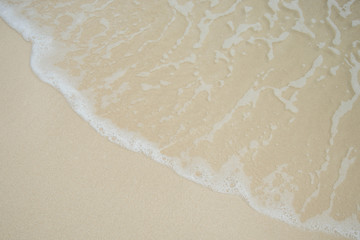 沖縄の海　砂浜の波