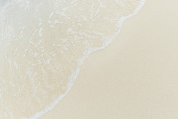 Fototapeta na wymiar 沖縄の海　砂浜の波