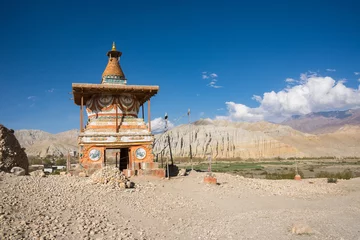 Deurstickers Buddhist stupa, Tsarang village, Upper Mustang, Nepal © ykumsri