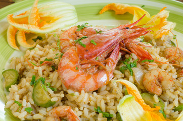 Risotto con gamberi, zucchine e fiori di zucca