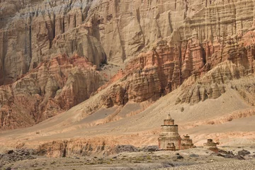 Foto auf Alu-Dibond Buddhistischer Stupa in der Nähe von Ghemi Village, Upper Mustang, Nepal © ykumsri