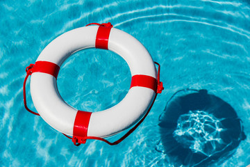 Rettungsring in einem Pool