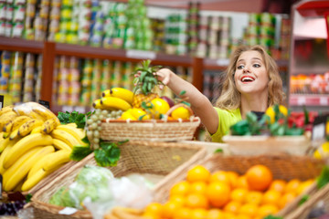 Девушка в продуктовом магазине