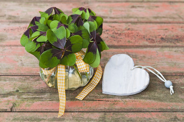 Kleeblätter, Herz auf Holz, textfreiraum - clover, heart, wood