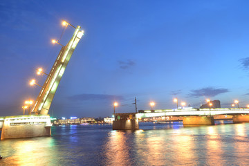 Fototapeta na wymiar Liteyny Bridge at night