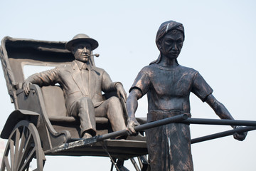 monument - the servant from Sri Lanka pulls English lord 