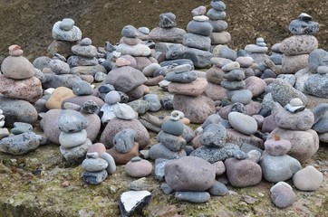Eine Menge Steinpyramiden an der Steilküste