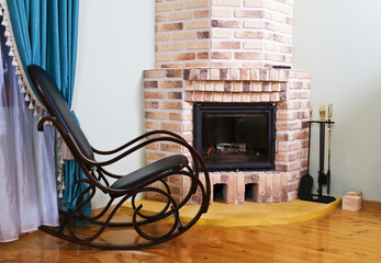 Камин и кресло качалка