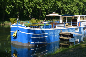 Fototapeta na wymiar Péniche sur le Canal du Midi
