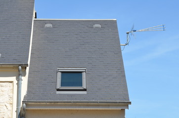 Lucarne et antenne