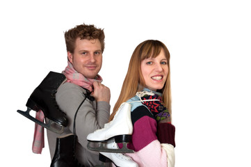 Paar mit Schlittschuhen vor weißem Hintergrund