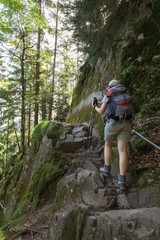 Randonneuse dans les rocher