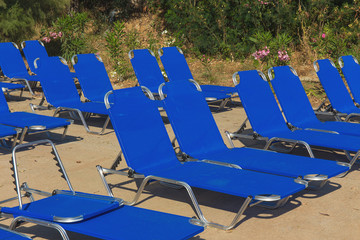 free sunbeds on the shore of the blue