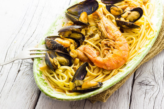 Spaghetti with prawns and mussels