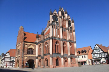 Markt mit historischem Rathaus in Tangermünde