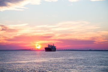 Obraz premium Sunset Freighter