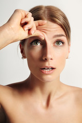 Naklejka premium girl wrinkle her forehead with fingers