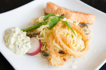Spagetti salmon
