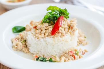 Spicy fried chicken with basil and rice