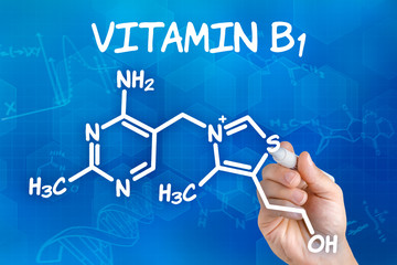 Hand zeichnet chemische Strukturformel von Vitamin B1