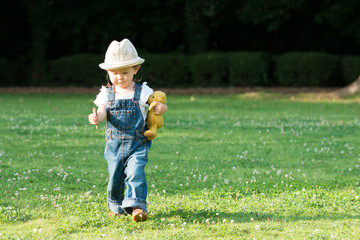芝生で遊ぶ少女