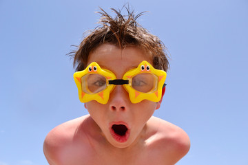 Kind mit schwimmbrille