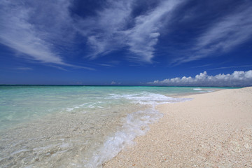 Fototapeta na wymiar Niebu i piękna plaża z Kerama