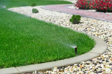 Selbstklebende Fototapete Grün Sprinkler bewässern Gras