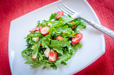 Salad rocket with fresh strawberries and mozzarella