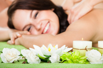 Obraz na płótnie Canvas Woman Receiving Shoulder Massage At Beauty Spa
