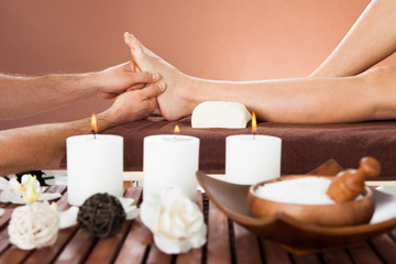 Obraz na płótnie Canvas Therapist Massaging Customer's Foot At Beauty Spa